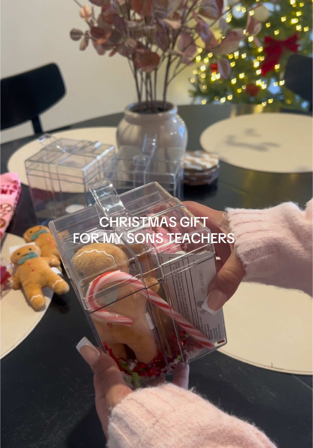 a little thanks from our family, to them🩷🎄🎁 #teacher #teachergifts #teachergiftideas #christmasgift #christmasgiftideas #teacherappreciation 