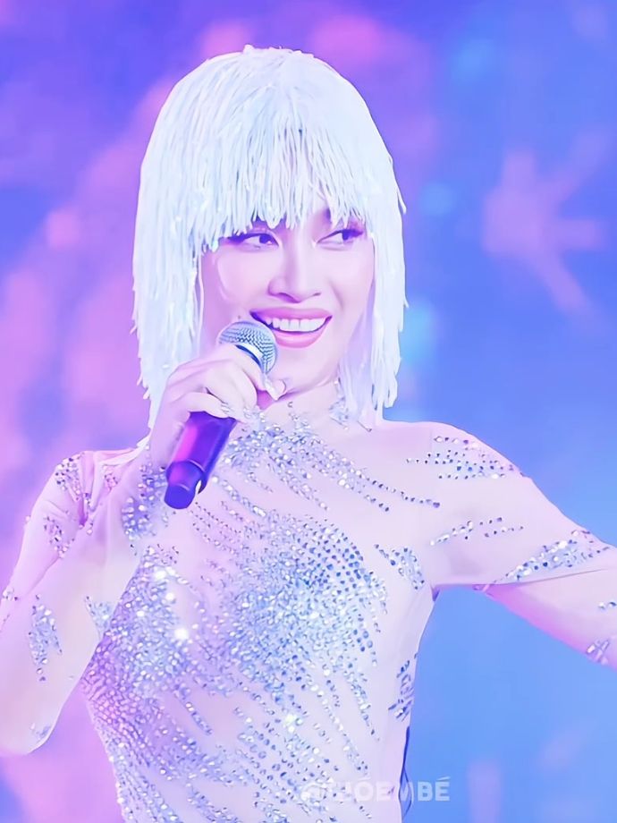 Ái Phương có làm gì nhiều đâu... – vòng Solo thì cổ tự đàn tự hát bài hát mình sáng tác. – công 1 thì cổ nhảy bung nóc, nhảy sập sàn với bài hát mà ai cũng tránh chọn (trừ Tóc Tiên), chưa kể còn hát high note, rồi tham gia viết X-Part. – công 2 thì cổ hát nhạc Jazz trong sân khấu Vocal, nhưng cổ phá cách với concept độc lạ, và cổ chà sàn sexy thì khỏi phải bàn. không chỉ hát tiếng Việt, cổ chơi luôn tiếng Ý, cổ rap, cổ nhảy, cổ viết X-Part. – công 3: + sân khấu Vocal: cổ bùng nổ visual lẫn giọng hát, cổ hoà giọng, cổ hát tiếng Anh thấy mà mê. như các công trước, cổ lại viết X-Part, lần này là rap melody, thế nhưng không được dùng trong bản phát hành do không đủ thời lượng. + sân khấu Dance: cổ viết X-Part cho cả team, dựa trên đúng các ý tưởng mà thành viên đưa ra. cổ hát, cổ rap, cổ nhảy, cổ làm những cái trick mà chưa bao giờ khán giả nghĩ là cổ sẽ làm. cổ múa thủ ngữ với gương mặt tràn đầy hạnh phúc, nó ấm áp, nó chữa lành, nó truyền cảm hứng gì đâu ấy. lẽ ra định mang hết những điều này vào video, để shout out tài năng của Phan Lê Ái Phương. nhưng mọi người thấy đó, cổ làm quá nhiều, nên đưa vào clip còn không đủ đó! thế là phải viết riêng đây nàyyy. chị siêu tài năng đó chị @Ái Phương 🤍 #chidepdapgio2024 #aiphuong #chidep #gioem #show #xuhuong 