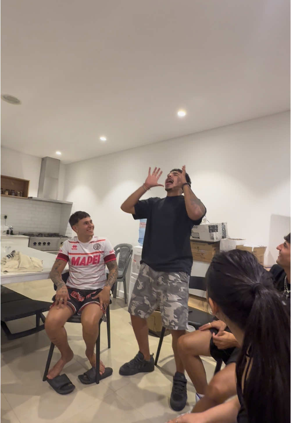 Típica conversación de #Lospibitosbuenos.        @elhacha3 @Thomas Albertella 