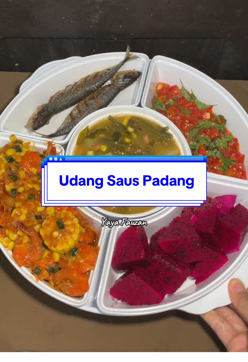 💚 Sayur Asam : 1/2 buah labu siam 1/2 buah jagung 1 ikat daun mlinjo 5 helai kacang panjang 1 genggam kacang tanah Air asam secukupnya 2 lembar daun salam Bunbu Halus: 5 siung bamer 2 siung baput 3 cabai kriting 2 butir kemiri Garam, penyedap, kaldu Sesuaikan selera 💚 Udang Saus Padang 1/4 kg udang 1 buah jagung 1/2 siung bawang bombai 2 batang daun bawang 1 sdm kecap manis 1 sdm saus tiram 3 sdm saus sambal 3 sdm saus tomat Garam, gula pasir Sesuaikan selera Bumbu Halus: 8 siung bamer 4 siung baput 4 cabai kriting merah 1 sdt jahe (Boleh tambahkan cabai rawit jika ingin bikin yang pedis) 💚 ikan goreng 2 ekor ikan 1/2 buah jeruk nipis Garam secukupnya Marinasi 30 menit lalu goreng 💚 Sambal Dabu Dabu 1 siung bamer cincang  1 genggam cabai rawit iris iris 2 buah tomat potong dadu 1 genggam daun kemangi 2 tutup botol minyak kelapa Jeruk nipis sesuaikan Garam, penyedap, kaldu Sesuaikan selera *cara masak lihat dividio Enjoy and happy cooking😉 #idemasakan #masakanrumahan #masakanharian #udangsauspadang #sayurasam #fyp #viral #foryou 
