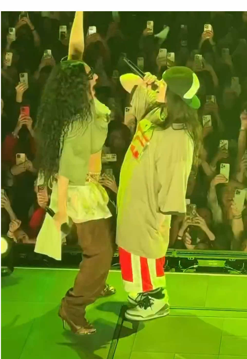 @Charli XCX joined @BILLIE EILISH to performing 'Guess’ at the @Kia Forum in Los Angeles tonight !!! #billieeilish #charlixcx #fyp #foryoupagе #billieeilishfan #billieeilishstan #fyppp #eilish 
