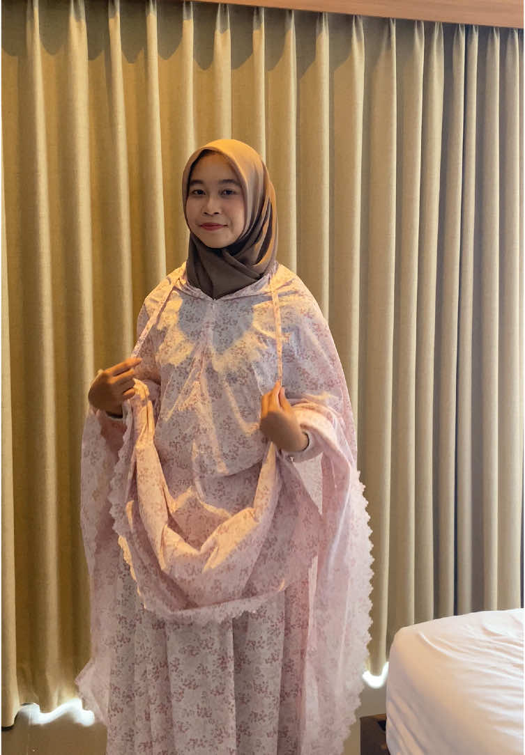 mukena travel paling best seller nih gengs, dengan motif bunga kecil, mukena ini bisa jadi pilihan tepat untuk ibadah dengan nyaman dan elegan dimanapun✨🌻