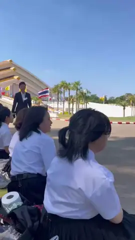 อาจารย์และนักศึกษาปี1เวชนิทัศน์ คณะแพทย์ มข.  ระหว่างรอเฝ้ารับเสด็จสมเด็จพระกนิษฐาธิราชเจ้า กรมสมเด็จพระเทพรัตนราชสุดาฯ สยามบรมราชกุมารี #พิธีพระราชทานปริญญาบัตร #มหาวิทยาลัยขอนแก่น วันที่18 ธ.ค.2567 