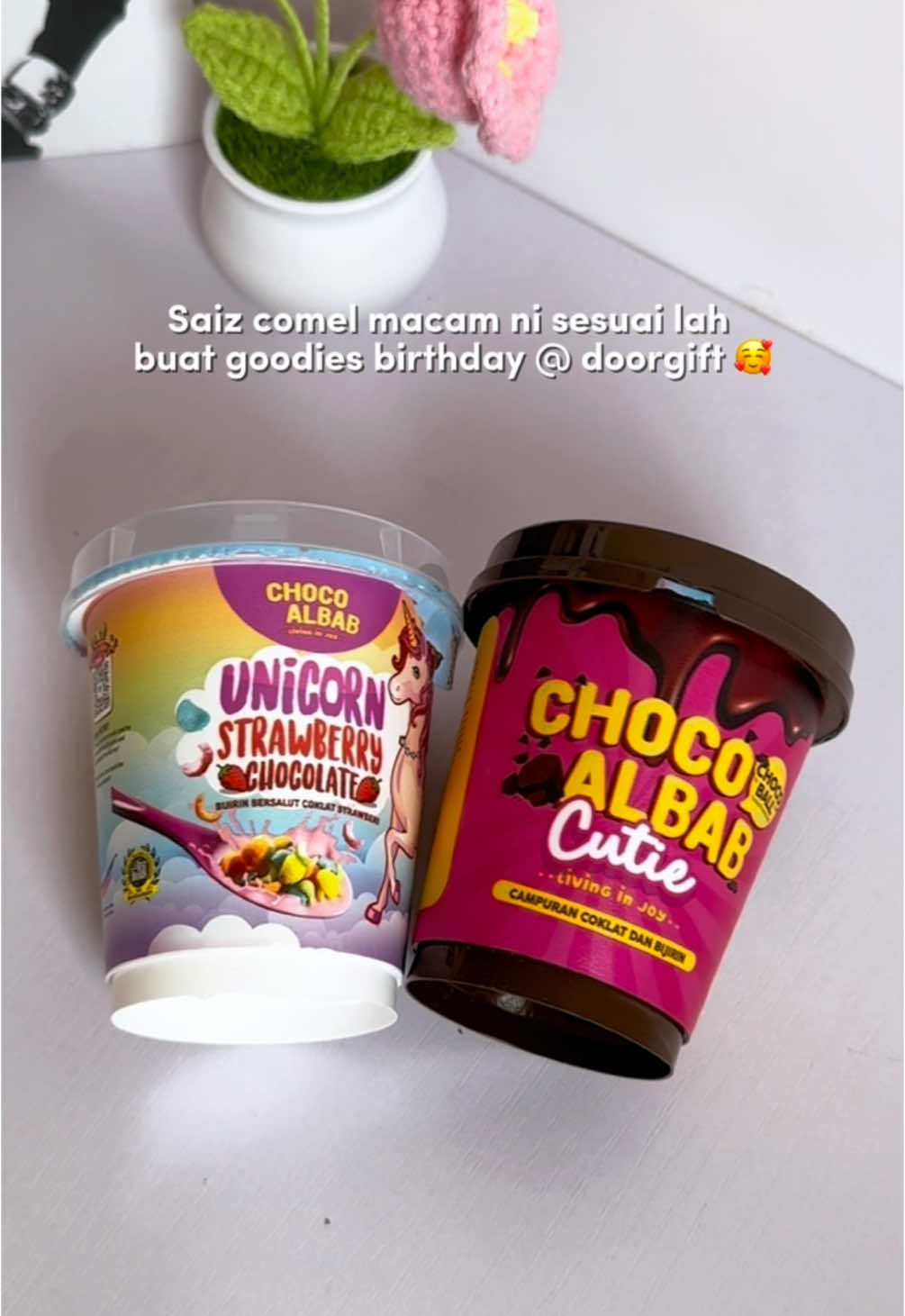 Suka anak2 dpt chocojar dari CHOCO ALBAB ni. Coklat dia sedap tak muak, strawberry pulak of course kegemaran anak2 🥰 #chocojar #chocojarmurah #chocojarsedap #chocoalbab #chocoalbabcutie #chocoalbabviral #ideadoorgift #ideagoodiesbirthday #goodiesbirthday 