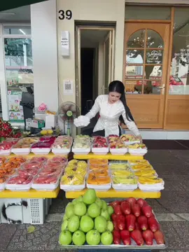 Em chỉ là cô gái bán trái cây 😂   Anh chê em nghèo 🤧 đi theo vợ giàu    Nhớ nha anh…sau 5h đừng tìm em😂#CapCut #hautruong #viralvideo #xu #xhtiktok #fyp #phunu #cuocsongthuongngay #xuhuongtiktok2024 #media #mientayquetoi #mientay #tvc #nhacdongque #nhactamtrang #tamtrang #foryou #fyp 