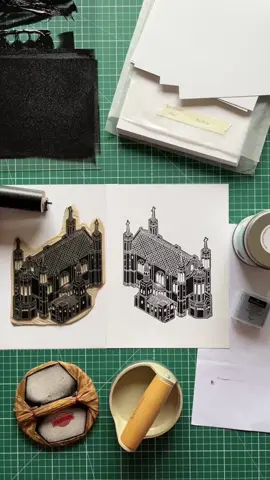 Un nouveau tuto pour comprendre comment j’imprime à la main mes linogravures 💪🏼 Produits offerts par mon partenaire @Le Géant des Beaux-Arts : - Papier spécial linogravure Gerstaecker  - Encre Caligo Safe Wash noire  - Gomme mie de pain Faber Castell  👉 Pour apprendre à graver une matrice et réaliser des impressions noires ou colorées, j’anime des ateliers d’initiation à Lyon (liens dans ma bio). #linogravure #linogravures #gravure #printmaking #reliefprintmaking #reliefprintmaker #printmaker #printmakersofinstagram #maslau #artiste #lyon #fourviere #artreels #tutorial #estampe #impression #artlyon #linocut #linoprint #linocutprint #linocutart #linocutlovers #art #fyp 