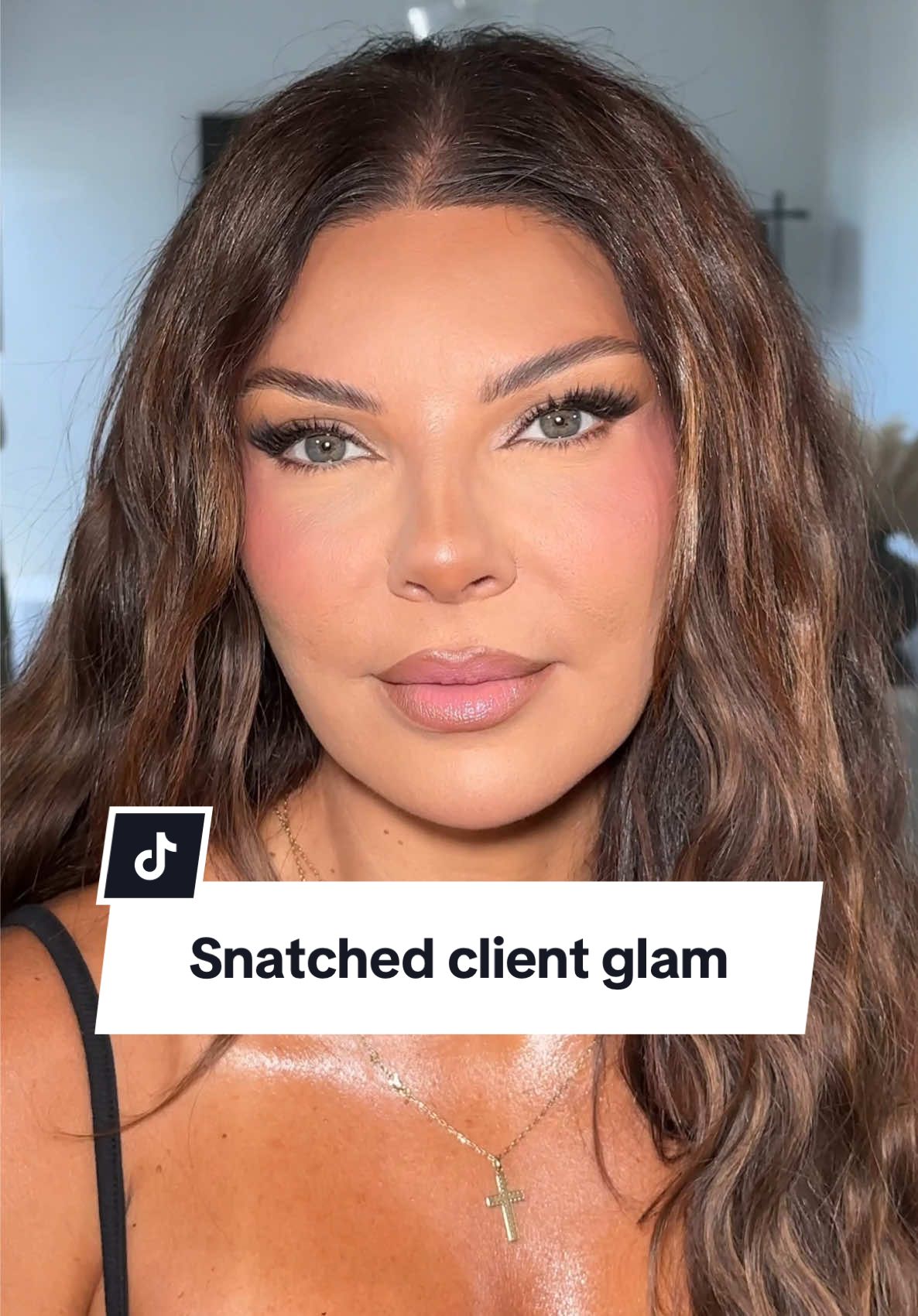 Yes ma’am 🤝🏻 we loveee a snatched glam #makeuptransformation #snatchedglam #makeupinspo #melbournemakeupartist #wingedeyeliner 