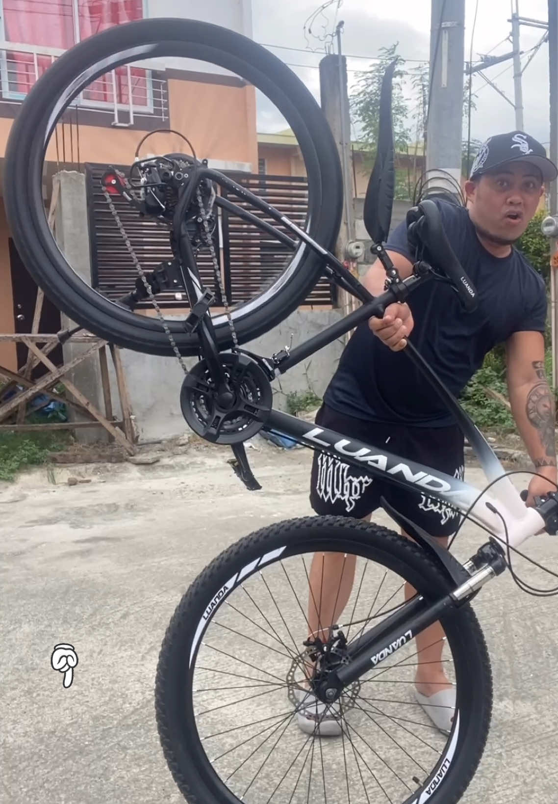 Mountain bike matibay at pangmatagalan na gamitan na gawa ng LUANDA bikes. May 7 chain gears at top 3 speed na. Aesthetic ang datingan ang angas ng pormahan. May mudguard na rin harap at likod. Get yours na it won’t let you down. #mountainbike #mountainbikes #bicycle #bike #bikers #bikelover #luanda #fyp 