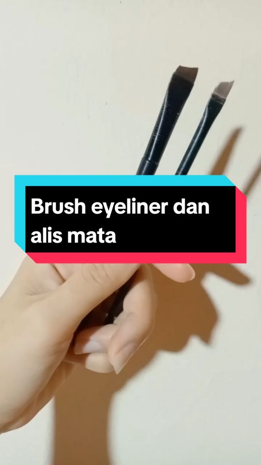 Rekomendasi brush eyeliner dan alis mata , terbuat dari bulu sintesis berkualitas  yg nyaman di pakai . #brush #brusheyeliner #brusheyebrow 