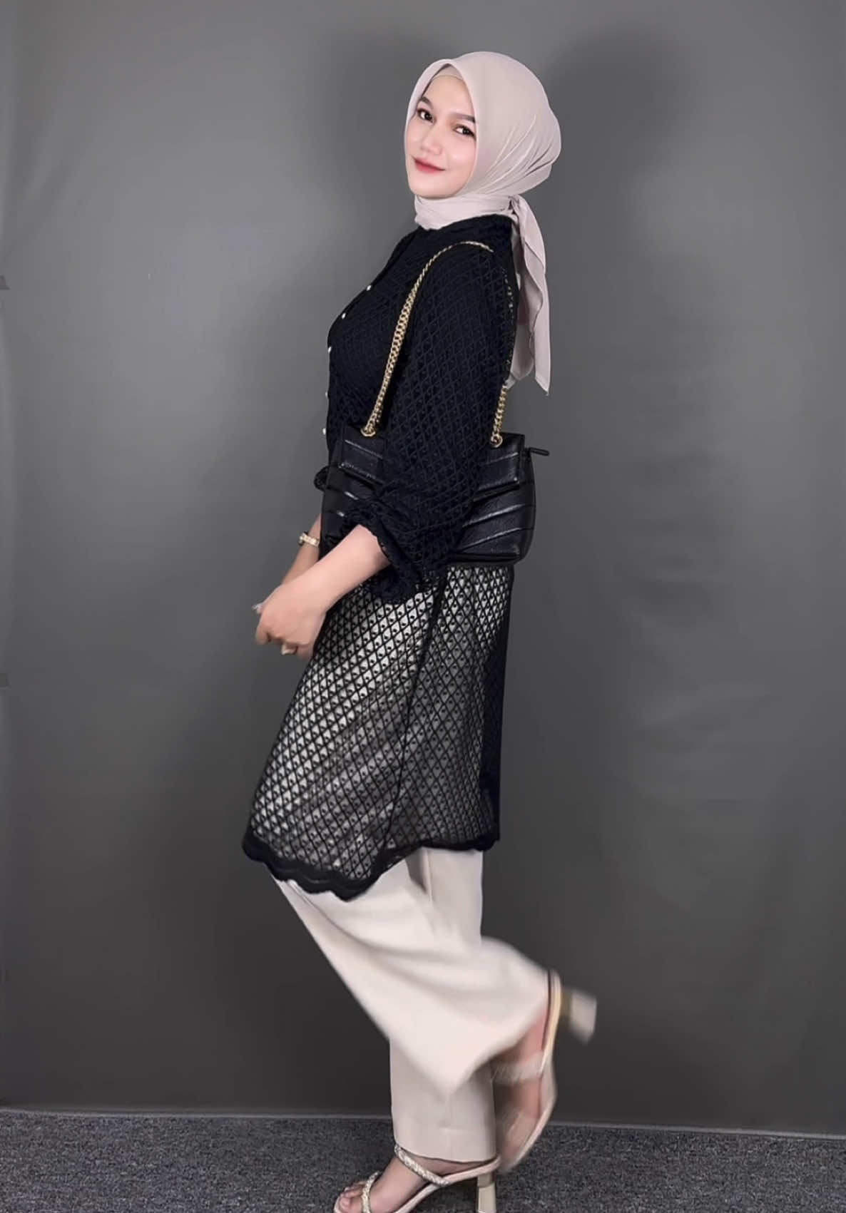 outer brokat cantik bngt. bisa buat kondangan bisa buat lebaran plisss😭🫵🏻 detil dan cuttingannya secakep ituuuuuuuuuu😍😍😍 . . . . . . . . . . #outerbrokat #outerbrukat #outer #outercantik #OOTD #ootdhijab #ootdfashion #outfit #outfitideas #outfits 