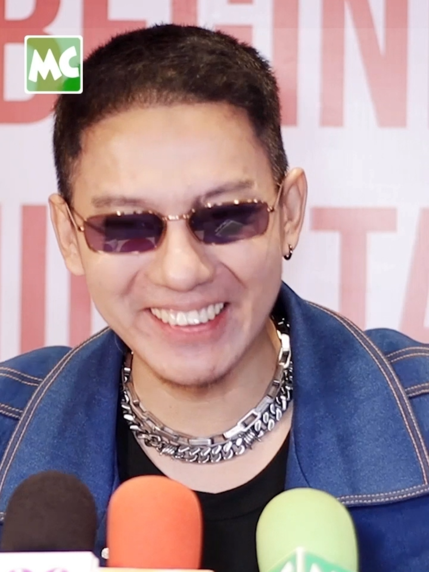 ရွှေစင်ရုပ်လွှာ က ကျနော့် သီချင်းကို ဖြန့်ဝေနေသလိုပါပဲ’ #HlwanPaing #ShweSinYokeHlwar #လွှမ်းပိုင် #ရွှေစင်ရုပ်လွှာ #MyanmarTikTokCele#MyanmarCelebrityTikTok @myanmarcelebritytv