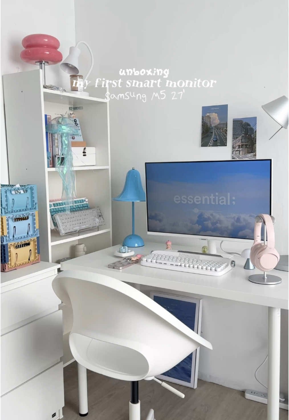 unboxing my first monitor🥹🫶🏻  meskipun ini seri lama, tapi lumayan cukup buat menunjang kerjaan, daannn plusnya ada fitur youtube dan netflixnya (tertarik beli karna ini sih wkwk)  #roomdecor #desksetup #desktour #aesthetic #aestheticroom #monitor #samsung 