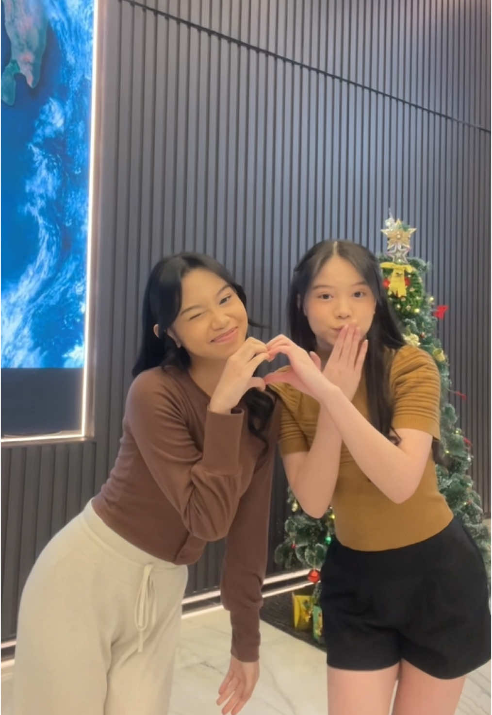 Hai hai! Siapa yang masih inget keseruan Temen Makan JKT48 edisi Winter Wonderland kemarin? Bareng Gendis & Moreen JKT48, seru banget kan? ⛄