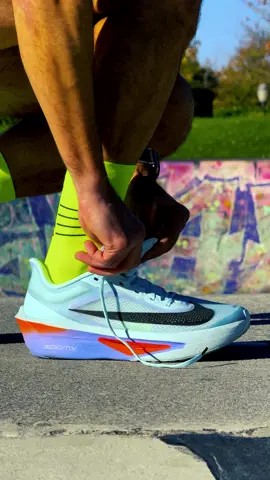 @nike ha renovado por completo una de sus zapatillas más icónicas: las Nike Zoom Fly 6. Esta nueva versión promete resolver los problemas de su predecesora, la Zoom Fly 5, que recibió algunas críticas por su rigidez. Esta nueva Zoom Fly 6 viene ahora con: 🔺 Reducción notable del peso. 🔺 Mayor sensación de ligereza durante la carrera. 🔺 Diseño más estilizado y menos voluminoso. 🔺 Incorporación de la placa de carbono FlyPlate: devuelve energía a cada paso. 🔺 Tejido Woven: ajuste más preciso y cómodo. Adiós a las zonas rígidas o incómodas. 🔺 Suela y tracción: mejor agarre y más confianza en cada zancada. 💬🤔 La pregunta es: ¿se convertirá en el nuevo bestseller de Nike? ¿Qué opináis? #nike #nikerunning #nikezoomfly6 #running #runner #run #runninglove #shoeporn #runningcommunity #runningshoes
