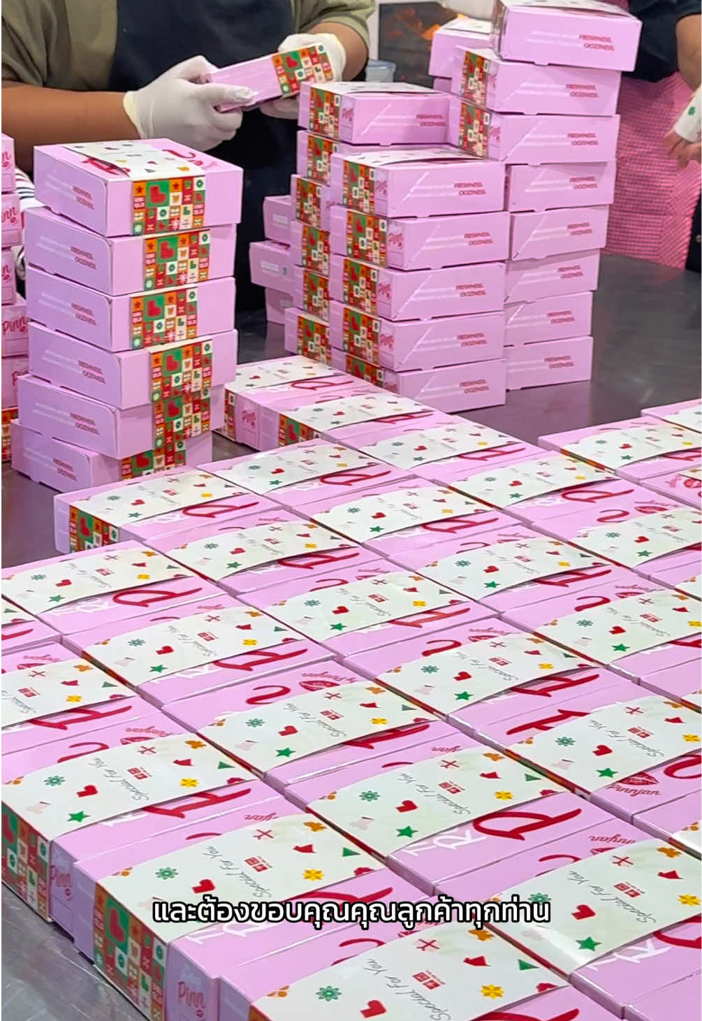 🍪ท่านที่มองหาของขวัญสำหรับมอบในเทศกาลคริสต์มาสหรือปีใหม่นี้อย่าลืมนึกถึงเรานะคะ เรารับทำจำนวนมากเลย💪🏻✨ ☎️ สอบถามเพิ่มเติม 02-096-6558 ✨Line MyShop: click.rollingpinn.com/LMS 💚GRAB: https://rb.gy/lcd5vi #cookies #ปีใหม่ #christmas #therollingpinn 