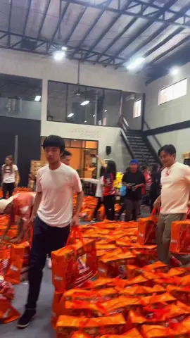 Masaya ako at nakasama ko ang aking anak na sa pag prepare at pamimigay ng mga Pamaskong regalo para sa mga kababayan natin 👍🏼 im Proud of you Siv!! #FrontrowCares #LuxxeWhite #SVmanila