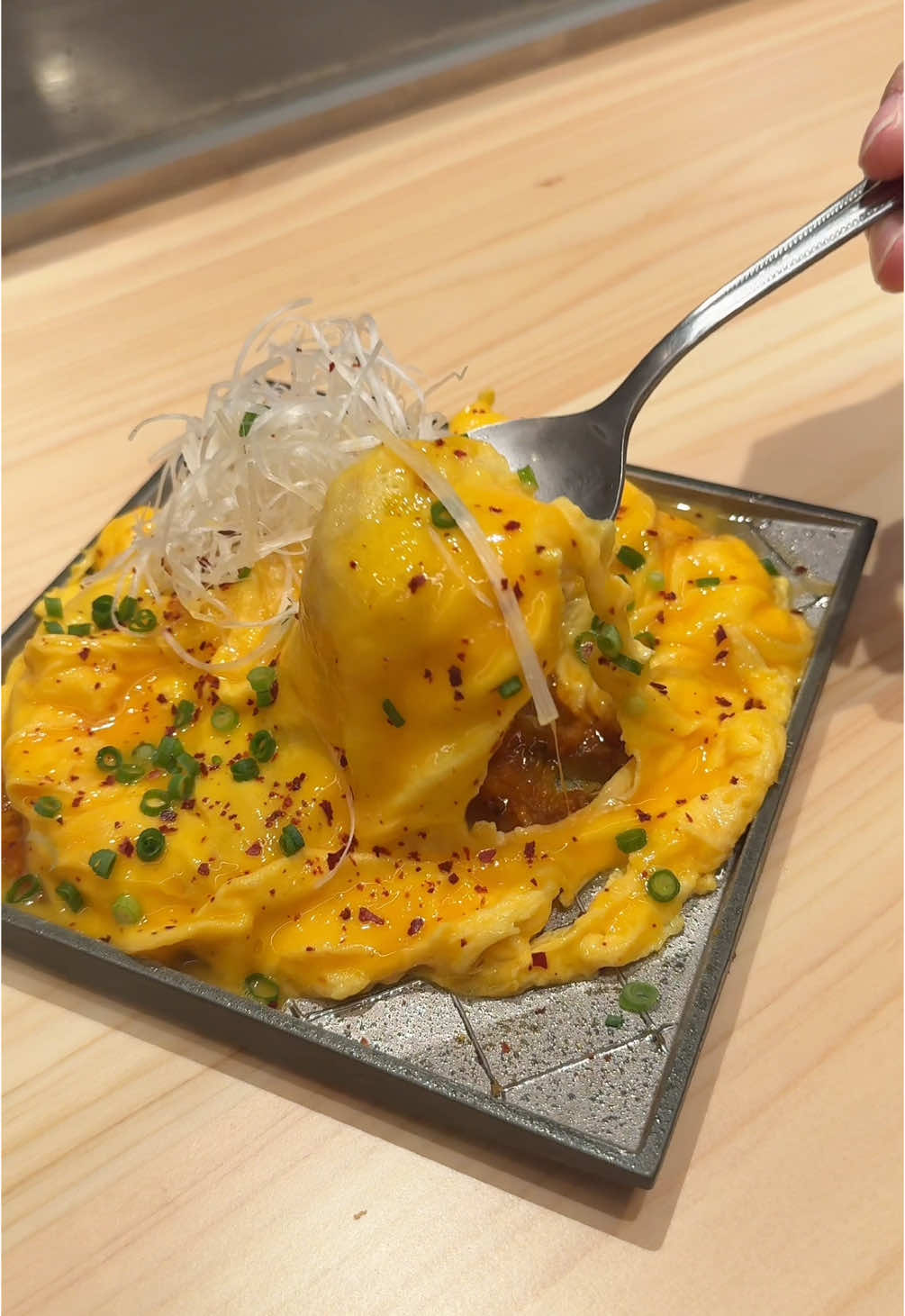 ふわとろ玉子が乗ったエビチリ玉子🥚🦐 エビチリ玉 980円 エビチリ好きにはたまらないとろとろ卵が乗った最高の一品 🍚店名: すみ劇場一六八 （iroha） 住所: 福岡県福岡市中央区渡辺通5丁目2-10 PLACE 101 最寄駅: 天神南駅から徒歩5分 営業時間:15時〜24時 定休日：月曜日 #福岡グルメ#Japanesefood#tiktokfood