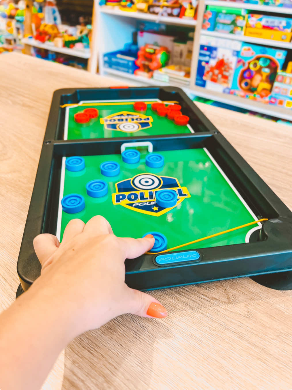 Um jogo de agilidade para toda galera se divertir! ☺️ 🎯 Objetivo: ser o primeiro a levar seus discos para o lado do adversário! ✨ O que desenvolve: coordenação motora, pensamento estratégico, destreza manual e interação social. 📦 Disponível na loja física em Passo Fundo - RS, no site www.lojacriativamente.com.br ou pelo WhatsApp (54) 9 9907-9631. Tele-entrega disponível! #lojadebrinquedoseducativos #criativamentebrinquedos #passofundo #polibol #jogosemocionantes #jogodeagilidade