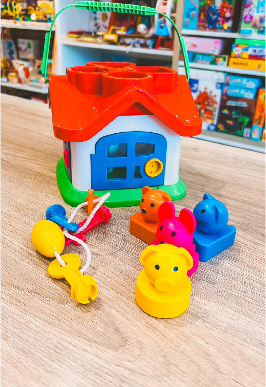 A Casinha didática com chaves é aquele brinquedo clássico que transforma o aprendizado em pura diversão! São quatro portas com fechaduras únicas e chaves correspondentes em diferentes formas e cores. 🏠 No telhado, bichos em formas geométricas esperam para ser encaixados nos orifícios corretos. Depois de entrar, é só abrir a porta certa e recomeçar! ✨ Idade recomendada: +1 ano. Aprender nunca foi tão divertido! 📦 Onde encontrar: loja física em Passo Fundo - RS | Site www.lojacriativamente.com.br | WhatsApp (54) 9 9907-9631. Tele-entrega disponível! #brinquedoseducativos #casinhacomchaves #aprenderbrincando #criativamentebrinquedos #passofundo