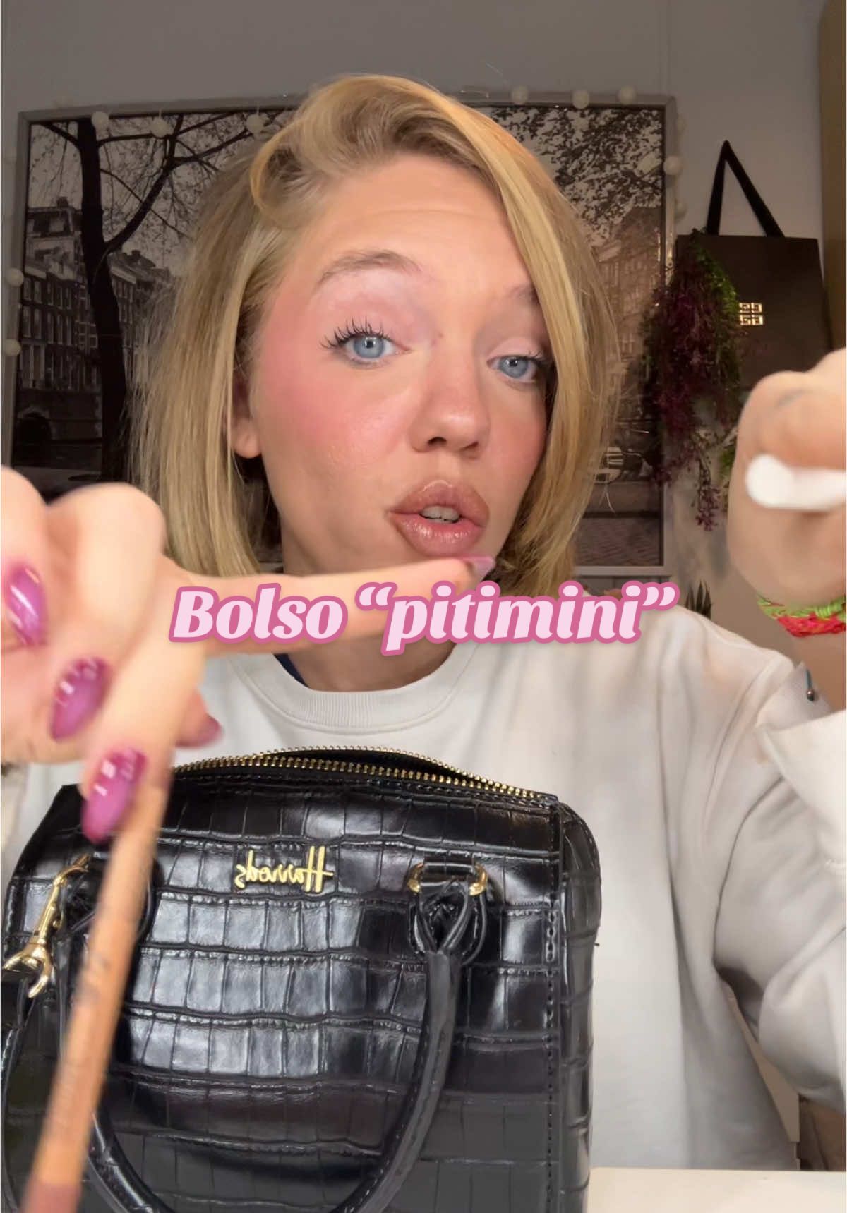 Que hay en el boslito pitimini @Harrods ❤️✨ #bolso #bolsopequeño #bolsoharrods #harrodslondon #quehayenmibolso #bolsito #makeup #makeuplovers #beauty #tiktokspain #tiktok #paratiii #parati #foryou #fyp 
