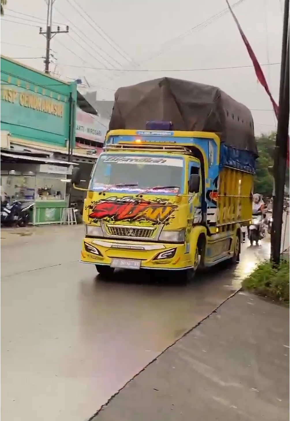 Maacih mbak @Nisa-Bakoll 😅#canterkonten #fypシ゚viral #rmserbapaket #storytruck #berandatiktok #canter #nisabakol #random #cinematic 