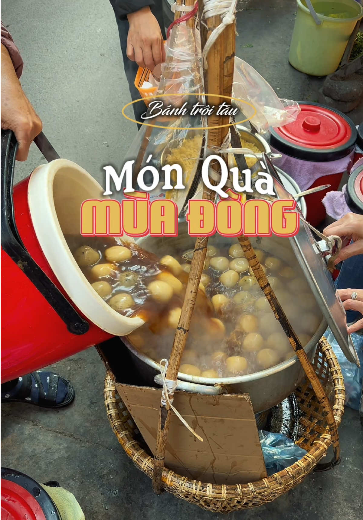 Bánh trôi tàu cô Vân ở Đê Tô Hoàng chắc chẳng còn quá xa lạ nữa, với gần 30 năm, đây được xem là gánh bánh trôi tàu phải có căn lắm mới được ăn, bởi hết hàng cực kì nhanh, 15h cô mới gánh hàng ra ở địa chỉ 80 Đê Tô Hoàng, ấy vậy mà 14h30 mình đến đã có bao người xếp hàng chờ cô rồi. Cô chỉ bán tầm 2 tiếng là hết sạch hàng. Ngoài bánh trôi tàu cô Vân còn bán thêm 2 loại chè truyền thống nữa. Mùa đông chỉ cần những thức quà nho nhỏ như này thôi cũng thấy yêu Hà Nội hơn bao nhiêu ❤️ #travel #tiktoktravel #dulich #hanoi #banhtroitau #muadonghanoi #tuynhadi 