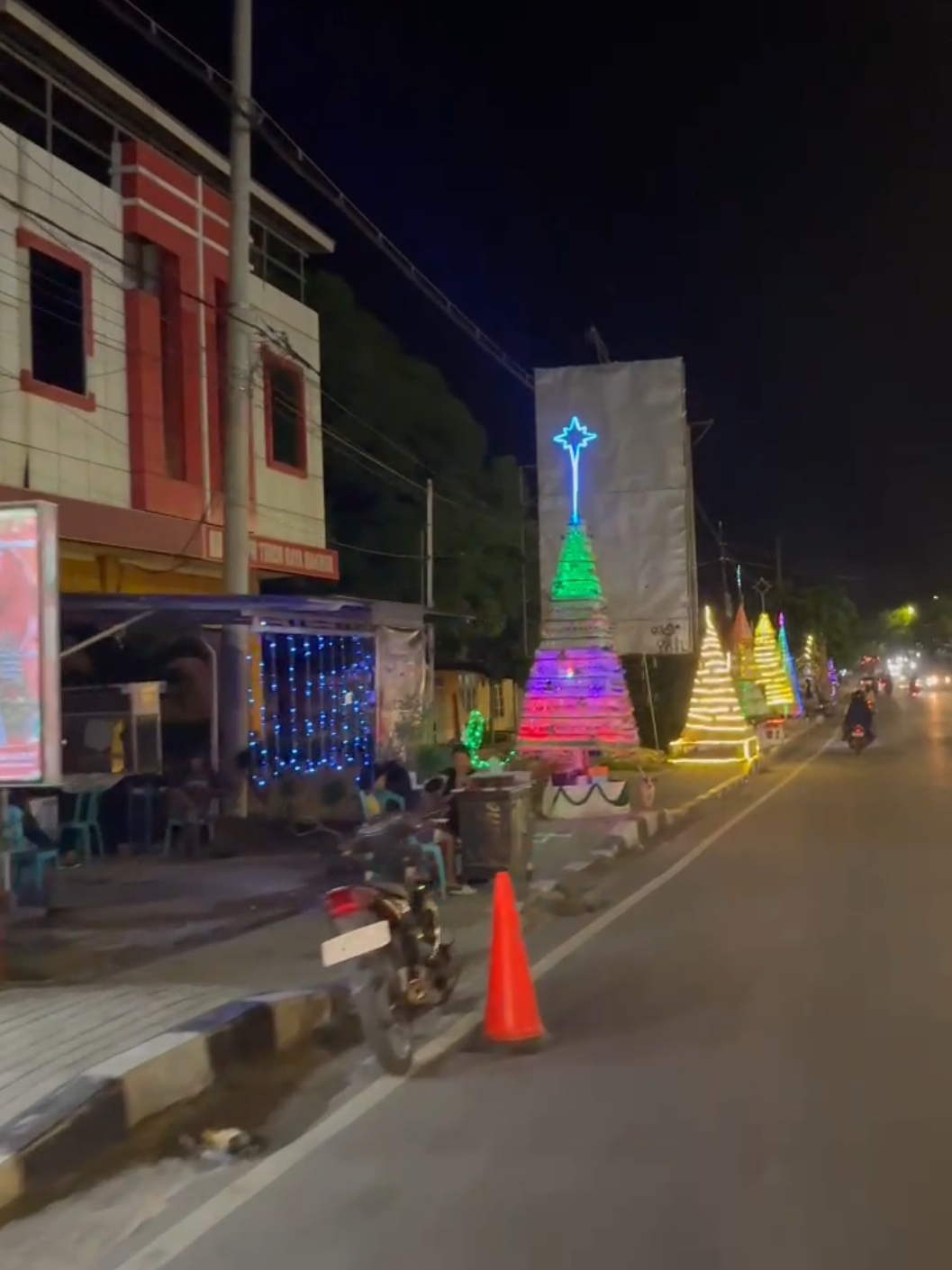 Christmas vibes in Kupang semoga ju ada di Eltari #kupang #pohonnatal #christmas #christmas #nttpride🏝🔥kupangntt💯 #tiktokkupang  #eltarikupang 
