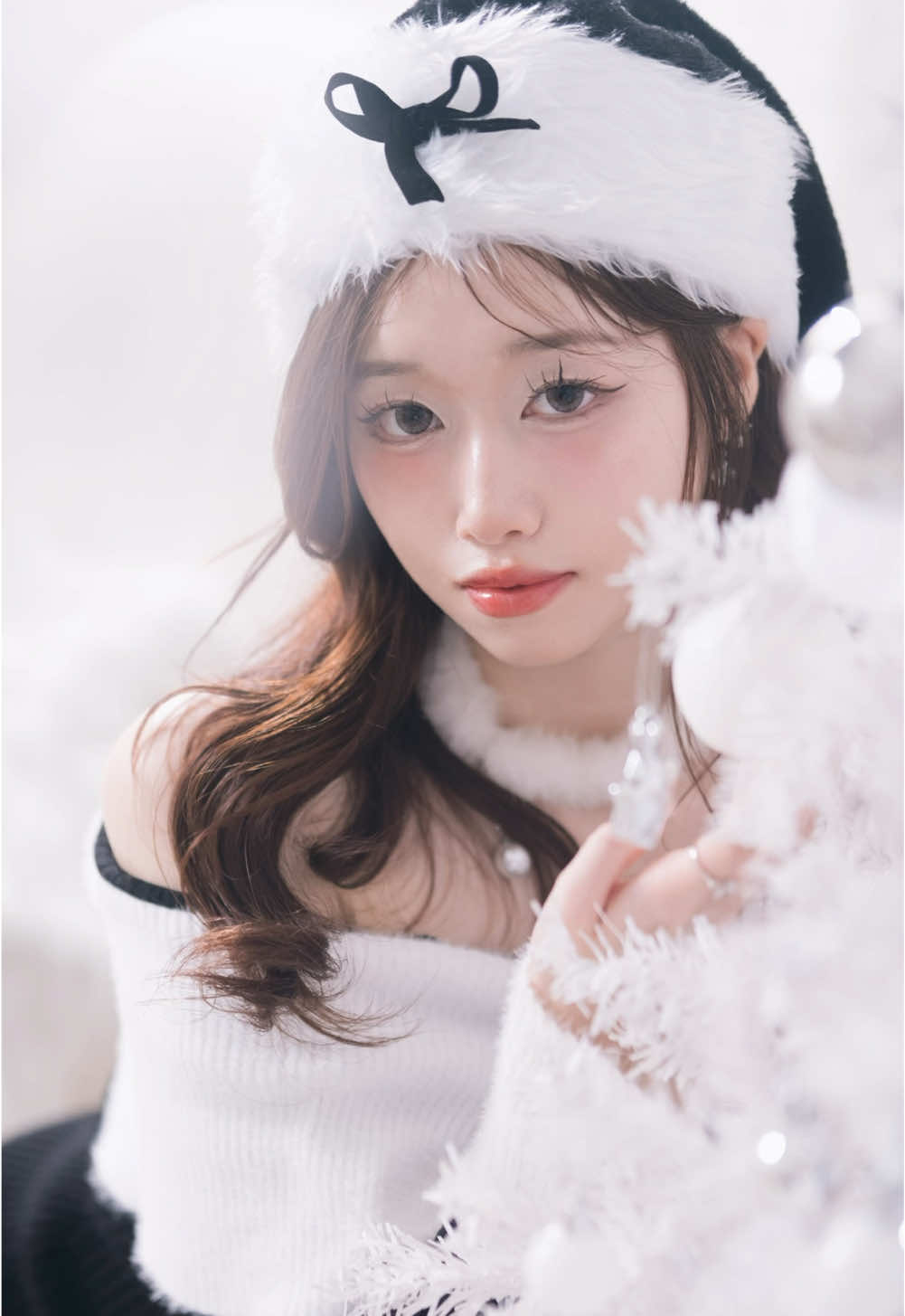 [Concept 1] Douyin Inspired Dark Christmas Photoshoot 🖤🎄 Would you try this?   📸: @MilkyWayStudioSG 