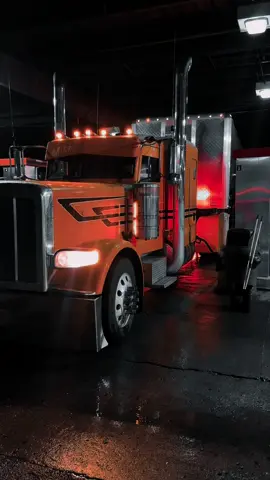 Late night loves in the air ❤️❤️❤️ #secret #secretlover #fyp #peterbilt389 #trucksoftiktok #leftlanegang #peterbilt #peterbilt389glider #peterbiltgang #vanderzwaggcustoms #trucking #truckersoftiktok #truckinglife 