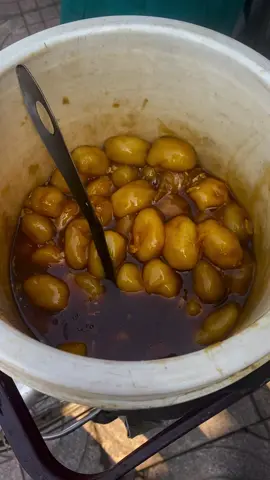 Đặc sản Nghệ Tĩnh mỗi khi mùa đông về♨️♨️♨️ bánh của bà ngon lắm,nhiều gừng ăn ấm nóng luôn,bánh dẻo,mật mía ăn thấm lắm luôn.Bà đi dọc ở Xuân Giang,Nghi Xuân mà lâu h mình mới thấy.#ngônướngsốtbơcay #búnthịtnướngchấmchẻonghệan #bỏphốvềquê 