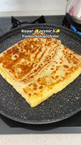 Peynirli yumurtalı gözleme  Pratik hazirxyufka ile gözleme yaptım kızlar kahvaltıda  yapabilirsiniz kolay ve çık lezzetli bit tarif mutlaka deneyin kızlar 👱‍♀️👱‍♀️ Malzemeler  3 kişilik Malzeme 3 adet taze yufka  3 yumurta  Dilimlenmiş kaşar peyniri  Ve sıvı yağ gizlemeyi yaslamak için  Yapımı: Yufkayi serip tezgaha cırpılmış yumurtayı yufkanın orta kısmına birazını döküp üzerine dilim kaşar peyniri dizim ekmeyi 4 de katlayıp  ısıtılmış tavaya fırça yardımı ile sıvı yağı gezdirip gözlemeyi önlü arkalı nar gibi kızarana dek çevirerek pişirdim  üzerini de sıvı yağ  ile fırça yardımı ile yağladım  çay le sicak servis yaptım  deneyenlere afiyet olsun.  #gözleme #asmr #cooking  #lasagna #lasagne #lasagnarolls #pasta #ricotta #easycooking #Lasagnen #italy #cuisine #byneri #yummy #instafood #rezepte #recipes #food #foodblogger #einfachkochen #foodwithlove #FoodLover #kochen #foodporn #dessert #youtube #viral #foodblogger_de #foodbloggergermany #foodbloggermunich #bolognese