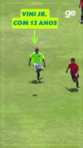 Com apenas seis anos, Vini Jr. começou a treinar em uma escolinha filial do Flamengo, em São Gonçalo, no Rio de Janeiro. Ao longo do tempo, começou a chamar atenção em torneios internos, como a Copa Fla, competição disputada na Gávea entre as escolinhas do clube, que eram divididas por cores. No vídeo, Vini leva a camisa 21 nas costas e marca um gol. #vinijr #flamengo #futebol