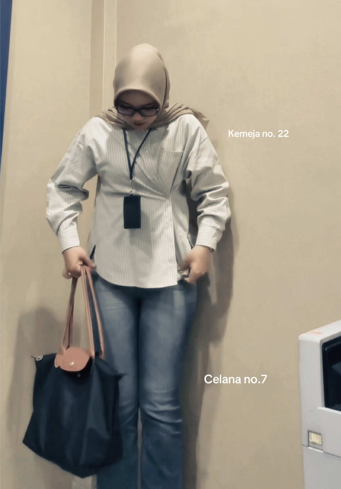 Ootd rabu 🫶🏻 #fyp #fypシ #OOTD #ootdhijab #ootdhijabstyle #inspirasiootd #bankers #bankersindonesia  #jeanshighwaist 