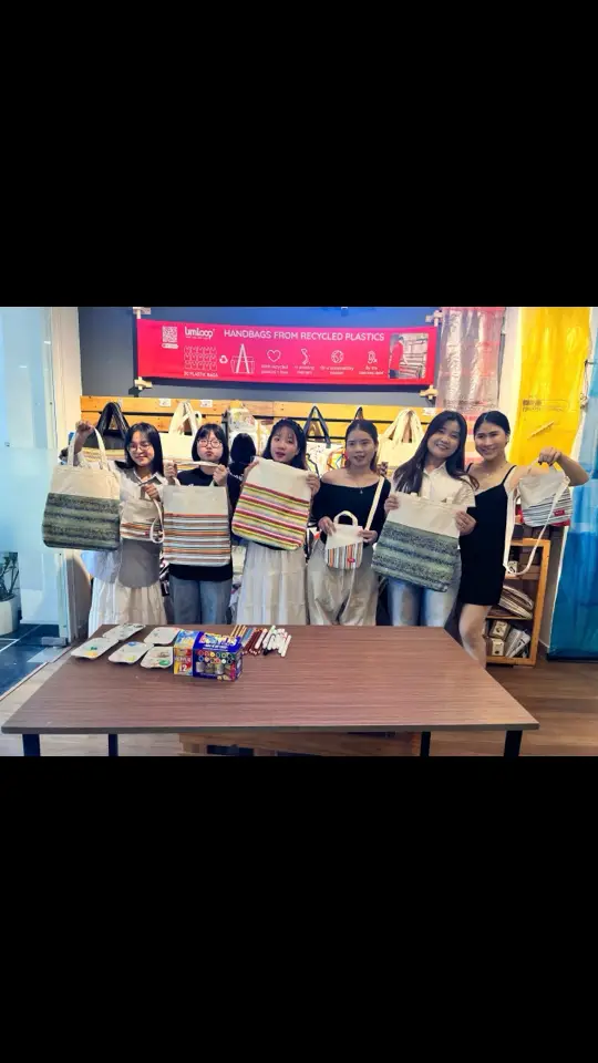 THỜI TRANG TÁI CHẾ CÂN MỌI OUTFIT  Mới đây, Lim rất vui khi được đồng hành cùng các bạn sinh viên trường Cao đẳng Phát thanh Truyền hình trong một học phần về môi trường. Chúng mình cảm thấy rất hạnh phúc khi các bạn chọn Lim là điểm để khám phá và kết hợp các hoạt động ý nghĩa. Một trong những hoạt động nổi bật là workshop vẽ túi tái chế. Mỗi bạn đã lựa chọn cho mình một chiếc túi yêu thích, và nhìn vào những khuôn mặt rạng rỡ ấy, Lim cảm nhận rõ ràng tình yêu với những chiếc túi thời trang tái chế này. Mỗi người một phong cách, một cá tính riêng, nhưng chiếc túi tái chế từ nylon của Lim lại chẳng hề 