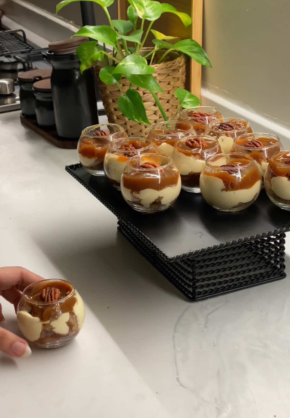 حلى كيكة التمر 🍰 . . للكيكة ٢٠ حبه تمر خلاص ينقع بكوب مويه مغليه ونخليها على جنب ينخل كوبين دقيق وملعقة كبيره بيكاربونات الصوديم، وملعقة كبيره بيكنق باودر وملعقه كبيره قرفة وملعقة صغيره هيل مطحون وربع ملعقه نسكافيه  المكونات السائلة: نخلط كوب زيت مع كوب سكر حتى يصير لونه ابيض ونضيف بيضتين وملعقة صغيره فانيلا وعلبه قشطه  ونضيف المقادير الجافة بالتدريج واخر شي نضيف منقوع التمر  وندخلها الفرن على حرارة ١٨٠ من ٢٥ الى ٣٠ دقيقة للكريمة: ست حبات جبن كيري  ظرف دريم ويب  نص ظرف كريم كرميل  الكرميل جاهز من شركة بون مامان  للتزيين جوز البيكان . . . . #الخبر #السعودية #الخبر_الشرقيه #اكسبلور #CapCut #حلى_بارد #تقديمات_ضيافة #كيك#طبخ 