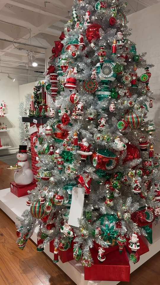 Our after Christmas sale starts now! Save 20% off everything on our site!  #afterchristmassale #christmasdecor #christmastreedecorating #christmas2024 #christmastreedecor #christmastreeinspiration #christmasdecorations 