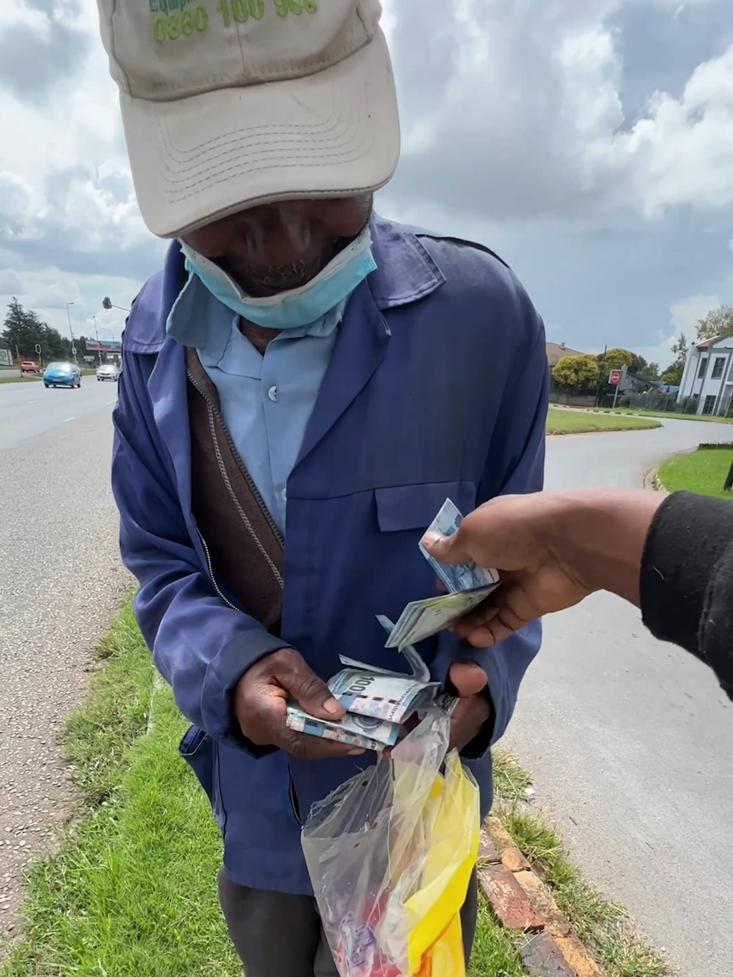 He was selling chips and got a big tip