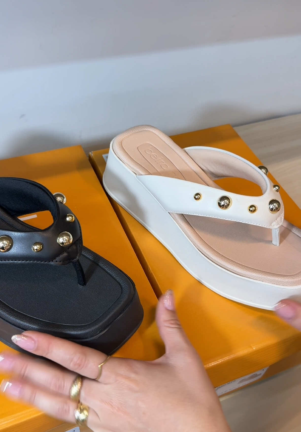 Tamanco Flat Sophia chegou fazendo sucesso ✨👡 Tamanco super macio, leve com conforto pra usar o dia todo, fora que ele é super estiloso e combina com tudo 👚👖 Um modelo maravilhoso pra se presentear ou dar de presente 🎁 Disponível do 34 ao 40  Cores: Preto, Nude e Off 🖤💕🤍 Preço: R$179,99 Peça agora no direct ou WhatsApp no link da bio Enviamos para todo Brasil 🇧🇷 📦