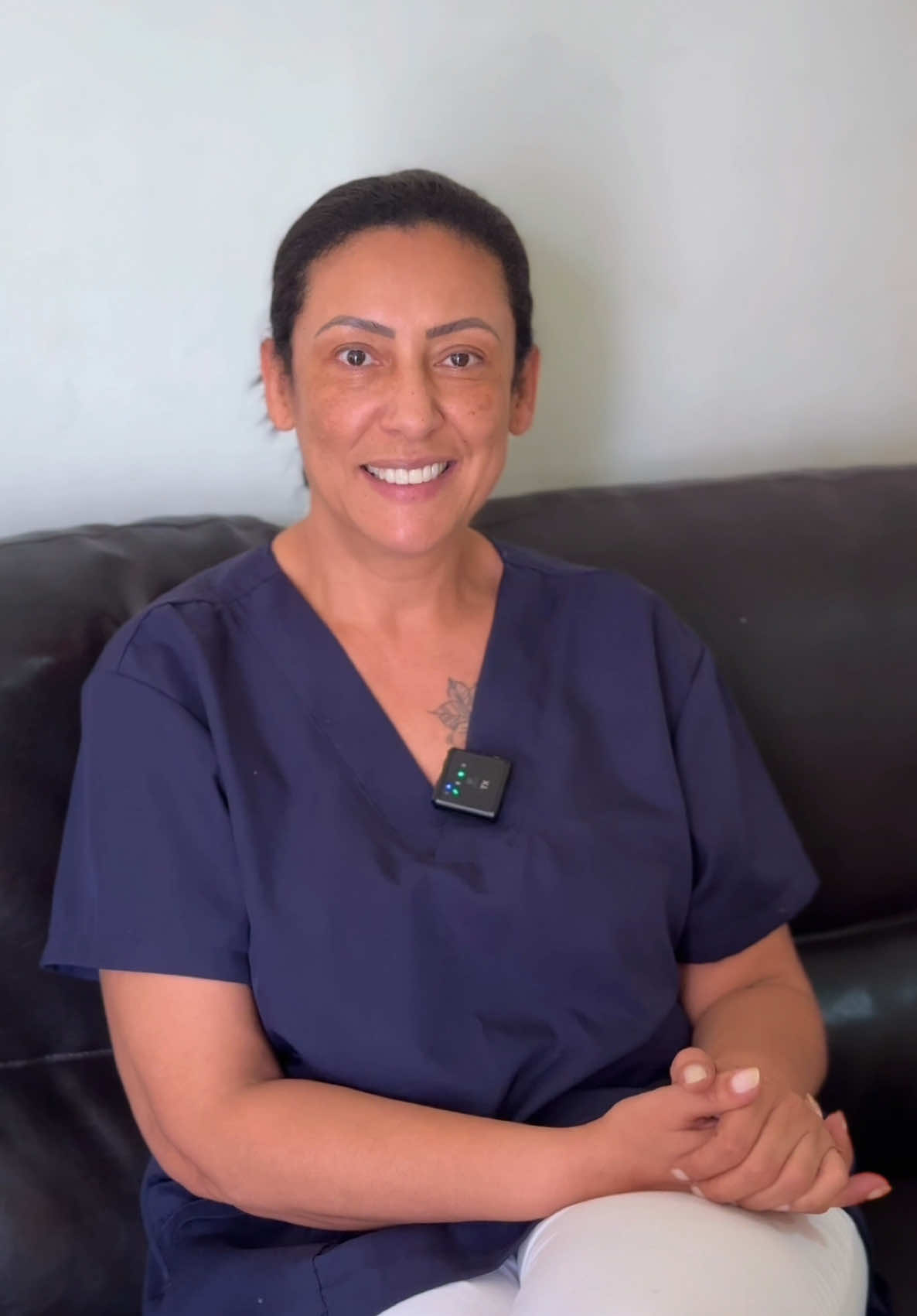 Neste vídeo, a Wani compartilha um tema muito importante: o sentimento de culpa que muitas famílias enfrentam ao buscar uma casa de repouso. É um momento delicado, mas é fundamental lembrar que cuidar dos nossos entes queridos pode significar também proporcionar a eles um ambiente seguro e acolhedor.  Vamos juntos desmistificar essas emoções e valorizar o amor que nos une! 💖  #CasaDeRepousoFarol #CuidadoEAmor #residencialsenior #idosos #cuidadordeidosos #zonaleste #arturalvim #geriatria #viral #funny #fy #viral_video 