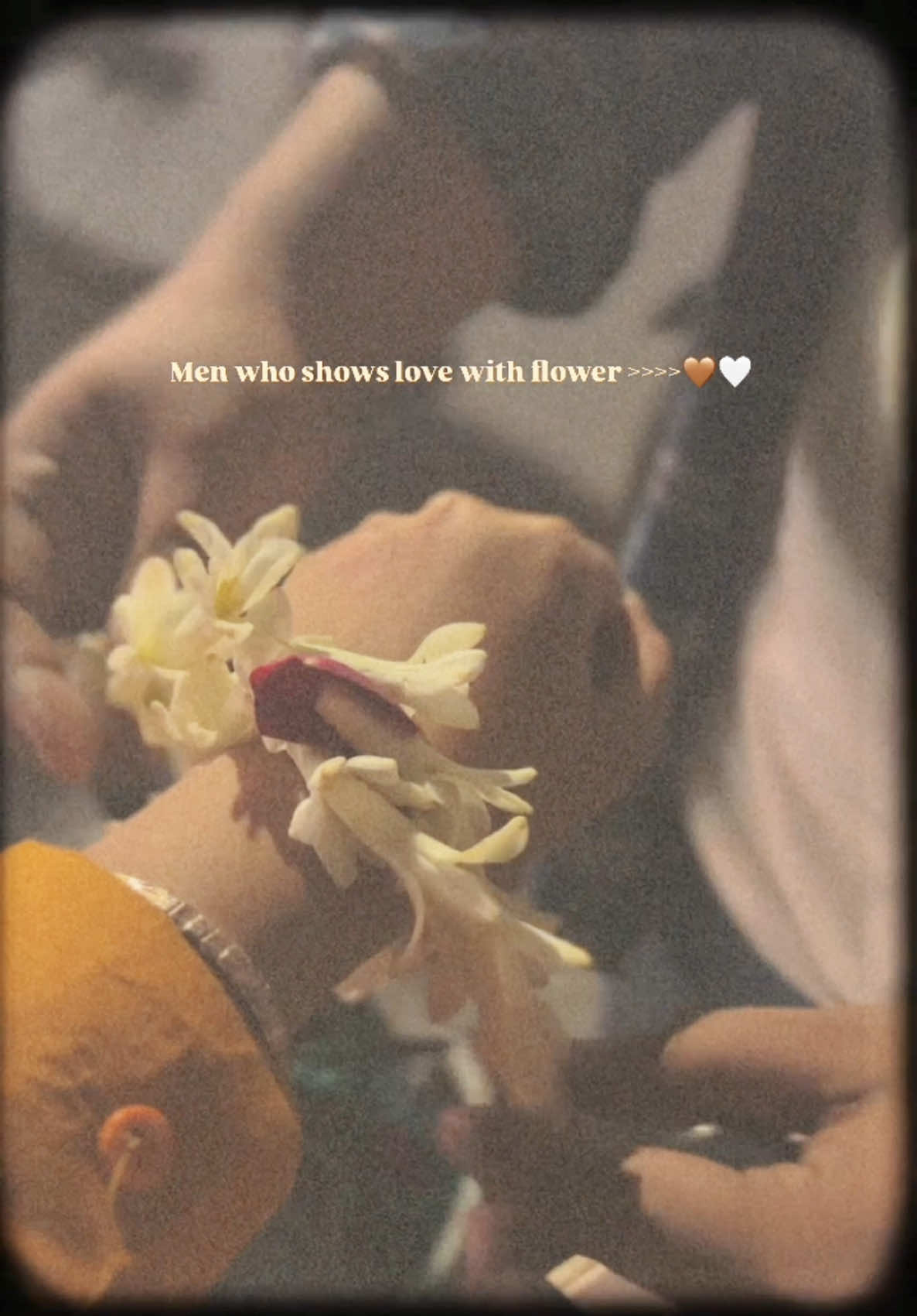 Men showing love with flower are special 🥹🥹 #fypシ゚ #foryou #fyp #trending #viral #couple #Love 