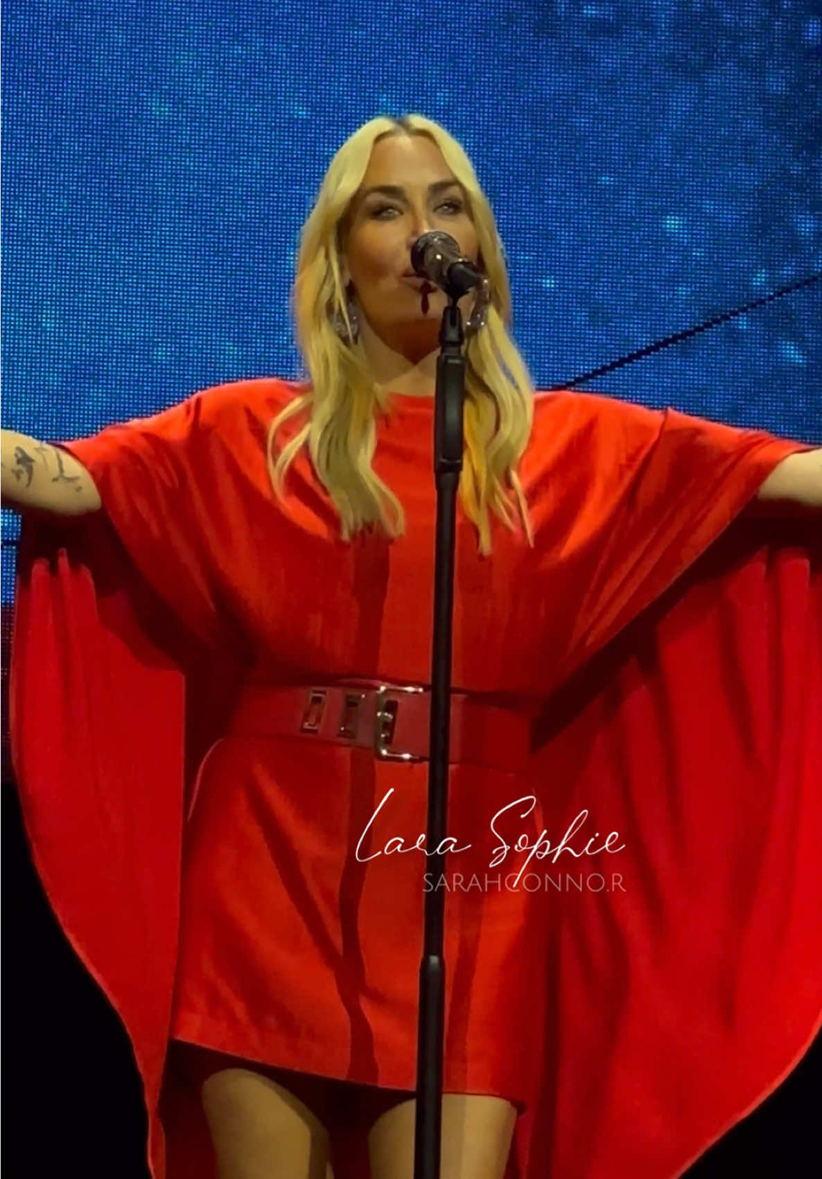 Christmas in Hawaii 🌴💃🏽🪩♥️🎄 @sarahconnor  #sarahconnor #sarahconnorlive #sarahconnorfan #misscee #missceeconcerts #weihnachtskonzert #christmasconcert #christmas #xmas #weihnachten #nssn #notsosilentnight #nssntour2023 #christmasinmyheart #fyp #fypviralシ #fy #lanxessarena #cologne #köln #foryou #foryoupage 