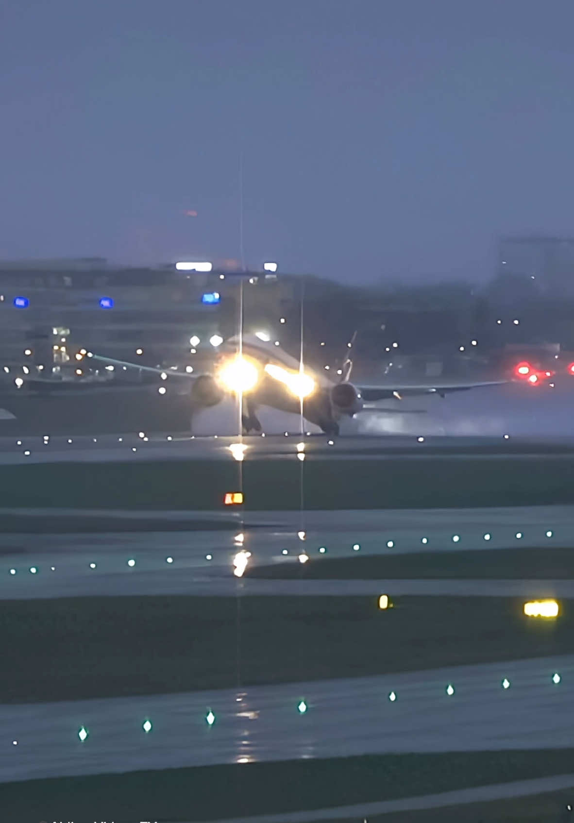 Qatar Airways pilots steep takeoff due to gusty oncoming winds at Heathrow #qatar #storm #crosswind #heathrow #takeoff #departure #aviation #pilot 