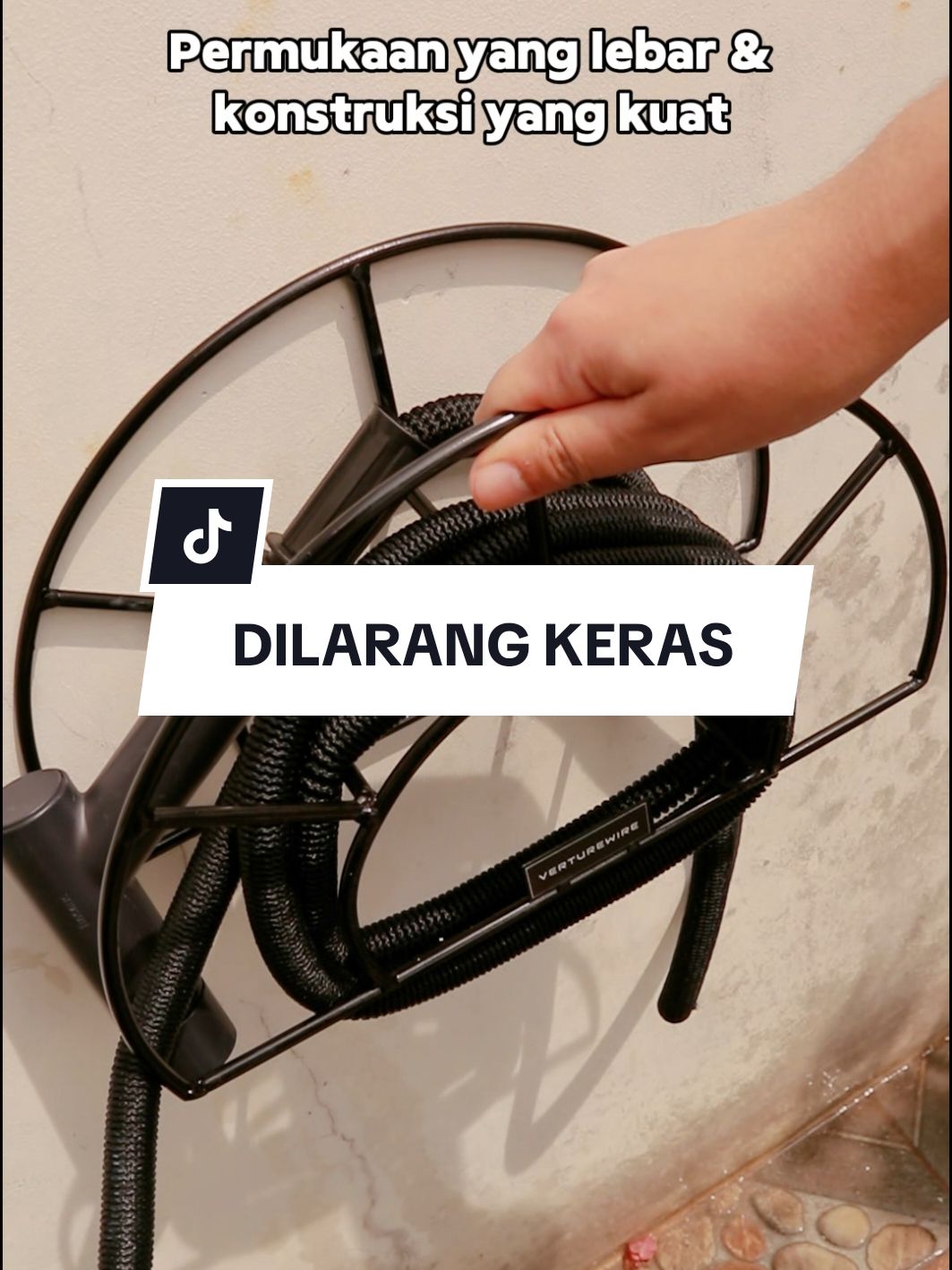 Dilarang keras gantung selang di kran air🫵 #verturewire #lifehacks #LifeHack #tipsandtricks #tiktoknews #tips #racuntiktok #rumah #gantunganselang #minimalist #rumahidaman #fyp #fypviral 