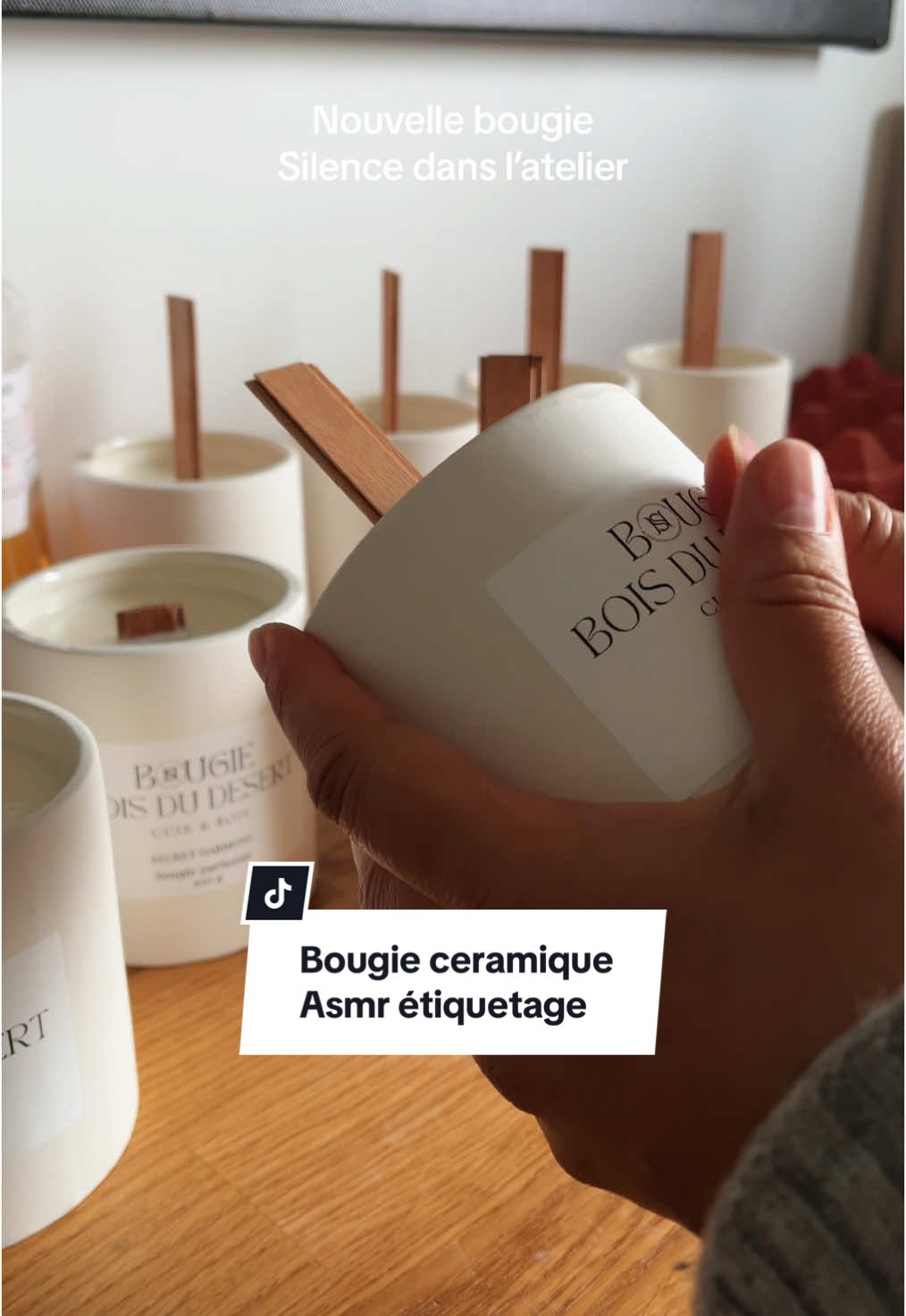 Etiquettage des nouvelles bougies céramique en silence. #etiquette #astucesmallbusiness #asmrsatisfying #bougiesparfumées 