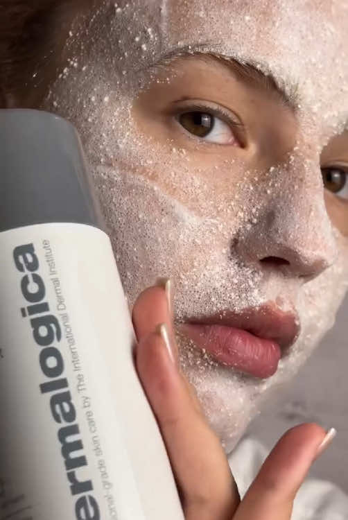 Our Daily Microfoliant is our bestseller for a reason! ✨ The unique rice-based enzyme powder removes dead skin cells from the skin, refines the skin’s texture and ensures a radiant, even complexion😮‍💨 It is activated by contact with water, gently exfoliates the skin, makes it supple and makes it visibly glow. 🌾 The Smooth + Brighten set also includes a professional fan brush + Dermalogica bowl as a gift 🫶🏻 for even more radiance ✨ #dermalogica #skincare #holiday 