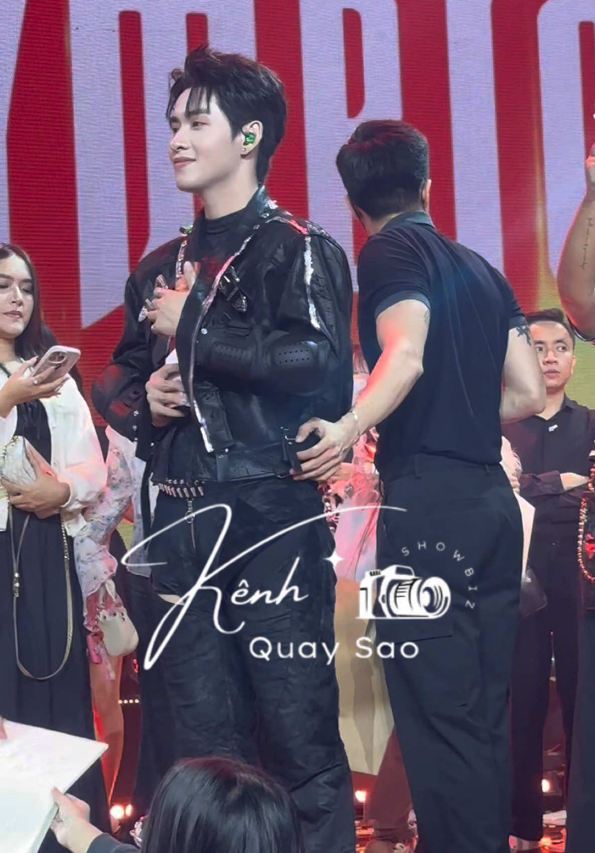 Hùng Huỳnh lien tục cúi đầu cảm ơn fan tại Lễ Trao giải Ngôi Sao của Năm 2024  #kenhquaysao #showbiznewsbykenhquaysao #Ngoisao20nam #Ngoisaocuanam2024 #Symbiosis #hunghuynh 