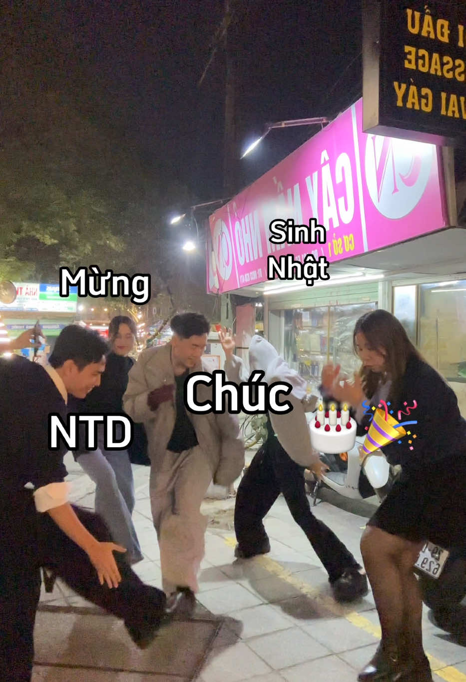 Tiết mục văn nghệ cây nhà lá vườn gửi tặng @Nguyễn Tùng Dương 🎂🌝 chúc anh zai tuổi mới đỉnh nóc kịch trần bay phấp phới 🔥🔥#nhachungandhowweode #nhachung #viral #fyp 