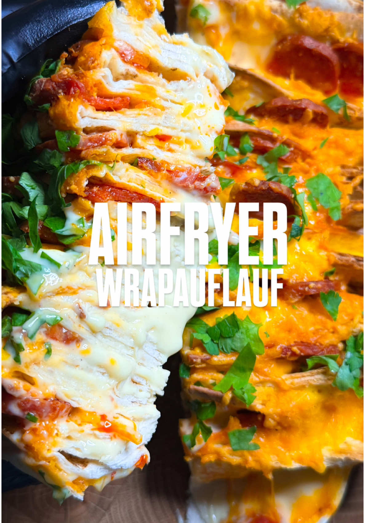 Dieser Airfryer Wrap-Auflauf wird euer neuer Lieblingssnack! (Anzeige) Einfach Wraps wie eine Ziehharmonika falten, die Zwischenräume mit Sauce Hollandaise, Käse und Chorizo füllen und ab damit für 15 Minuten bei 180 Grad in den Airfryer. 😍 So easy, so lecker! #wrapliebe #airfryerrezepte #schnelleküche #auflaufliebe #foodinspo #rezeptefürjedentag #einfachundlecker #kochideen #airfryerliebe #snackideen 