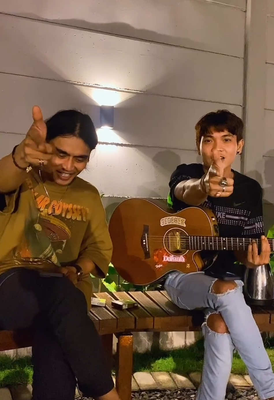 Tembak bambak lagu yg lagi viral. Trisuaka dan aak carly@trisuaka_official #fyp 