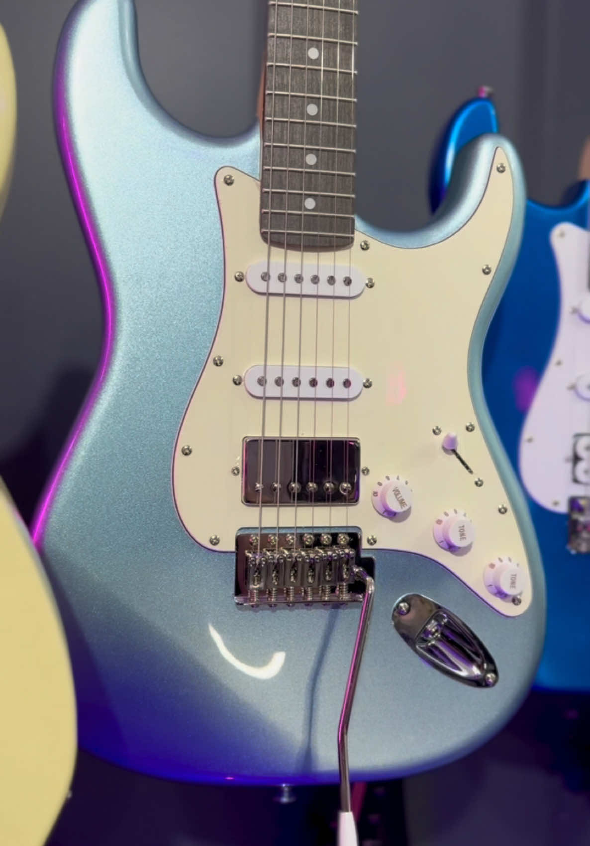 #creatorsearchinsights #fyp #holidaydeals #christmasgift #christmasgiftideas #flashsale #tiktokshop #falldealsforyou #cybermonday #blackfridaydeals #blackfriday #madmenofmetal⚡️ #gearpigs☠️ #guitartok #guitar #tiktokmademebuyit #winterdeals #donner #donnermusic 